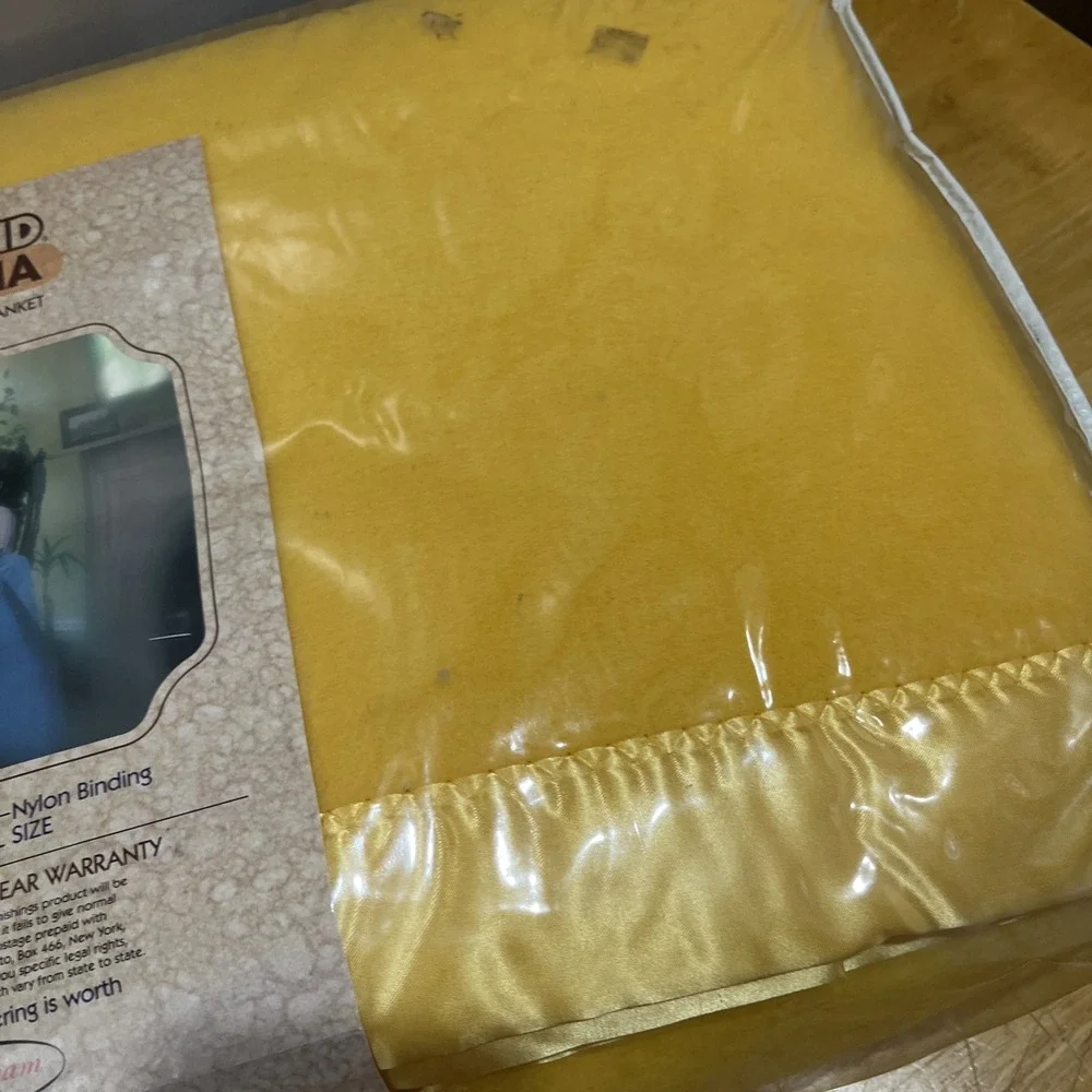 Edmond Acrylic Fiberwoven Blanket Yellow‎ Gold Full 80x90